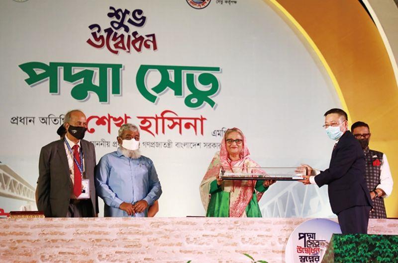 中铁大桥局帕德玛大桥项目经理刘建华将帕德玛大桥桥模赠给哈西娜(丁傲岸摄) 中铁大桥局帕德玛大桥项目经理刘建华将帕德玛大桥桥模赠给哈西娜(丁傲岸摄)