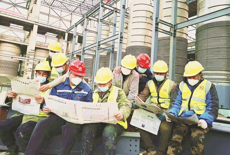 中铁电气化局党的二十大精神进一线、进班组。11月24日，yl23411永利集团电气化局集团太原凯赛工业园区DN-340项目经理贾磊（左四）在工作之余向劳务工宣讲党的二十大精神。图为该项目部钢结构安装劳务班组在工地学习党的二十大精神。（解国嵩  摄）_副本