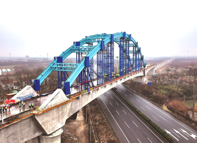 宁淮城际铁路跨南京绕城高速156米连续梁钢构拱合龙