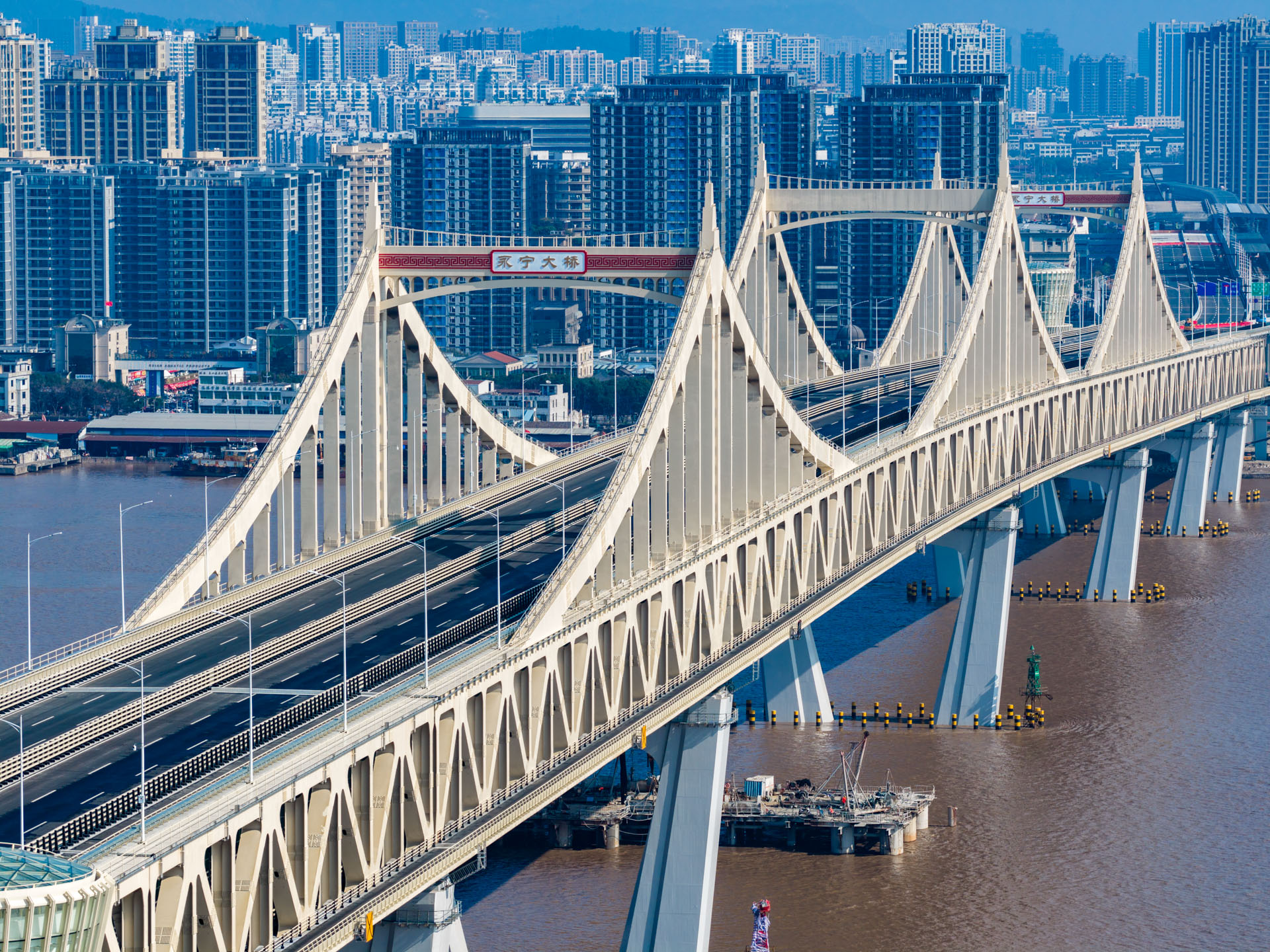 国内最大跨度公轨两用多塔刚性悬索桥——温州永宁大桥公路先行通车